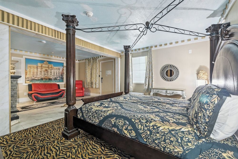 Suite, 1 King Bed, Non Smoking (Roman)