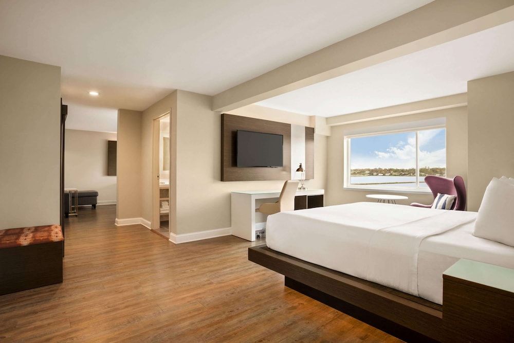 Executive Suite, Multiple Beds, Non Smoking (Partial Water View)