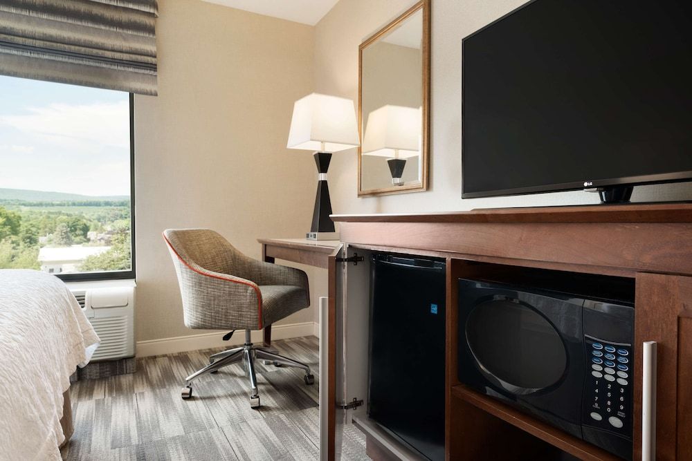 Room, 1 King Bed, Accessible, Bathtub (Mobility/Hearing)