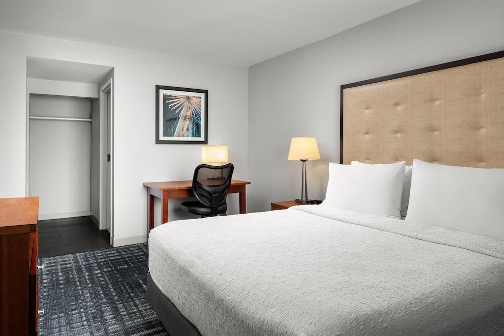 Suite, 1 King Bed, Accessible, Bathtub (Mobility & Hearing)