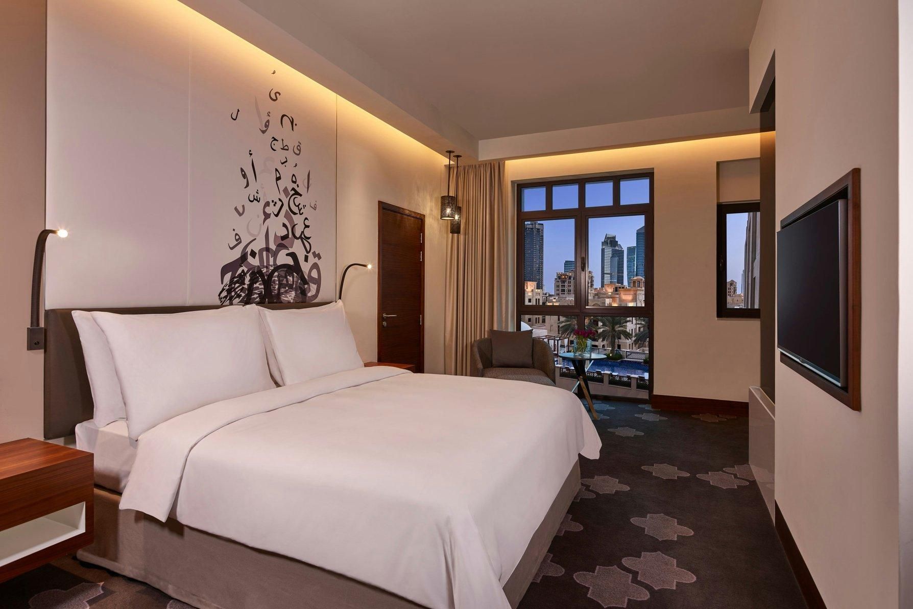 Deluxe Guest room, 1 King, Pool view, Poolside