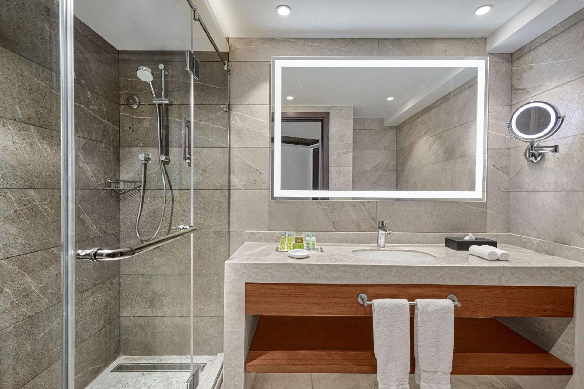 FAMILY CONNECTING KING ROOM WITH CITY VIEW