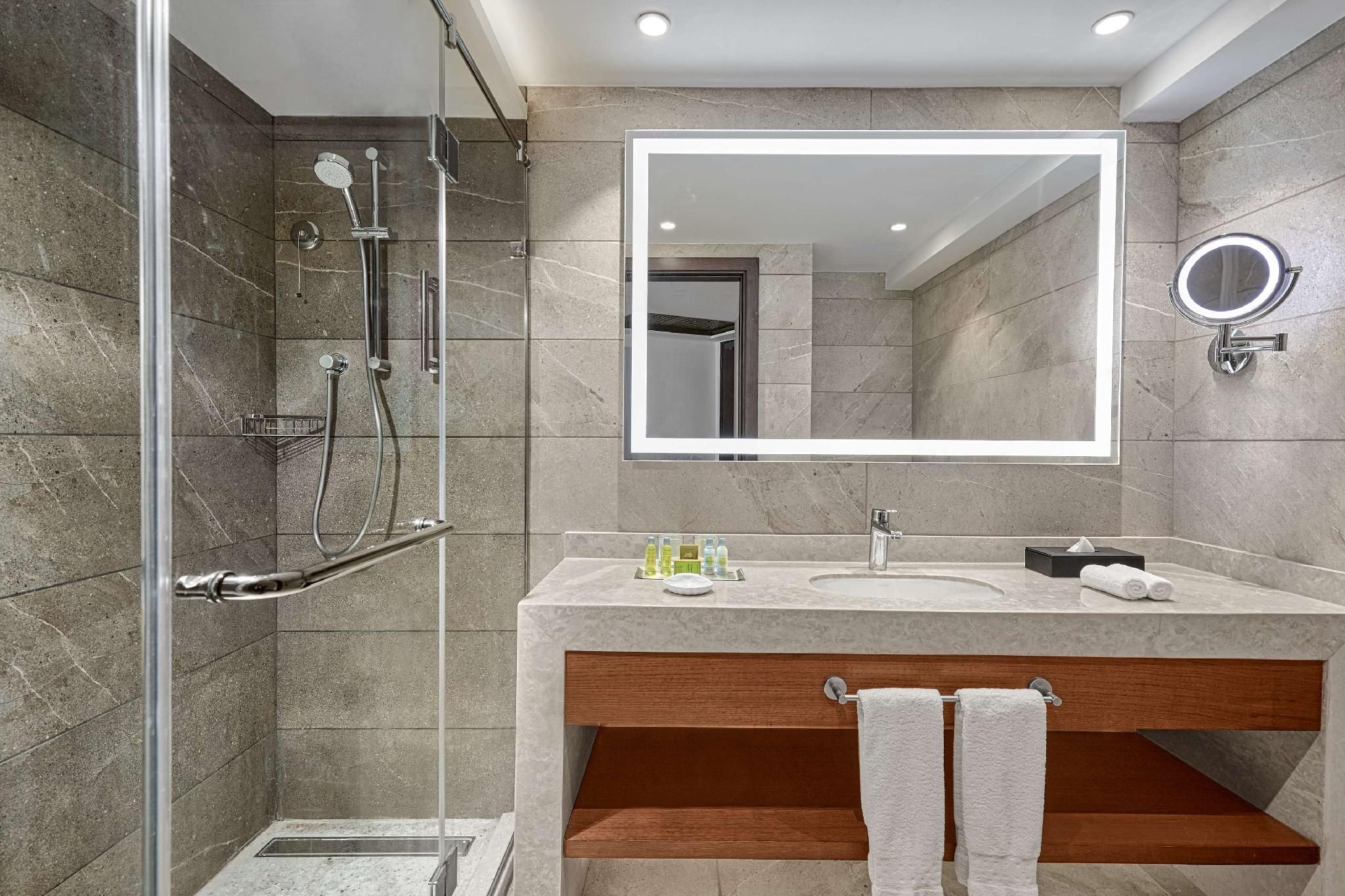 undefined Ramses Hilton 5