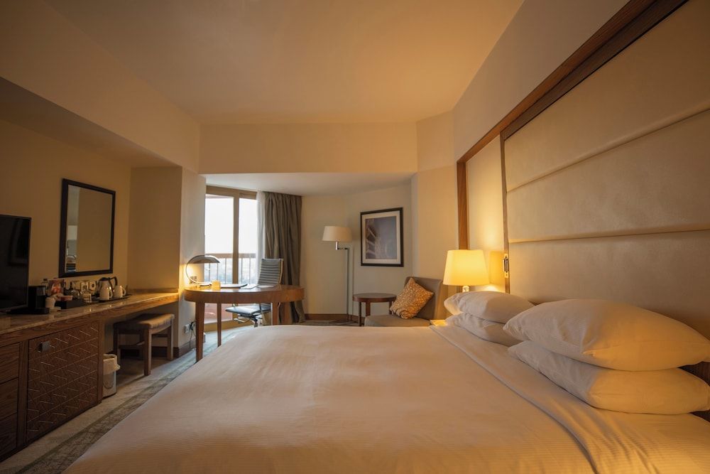 undefined Ramses Hilton 6