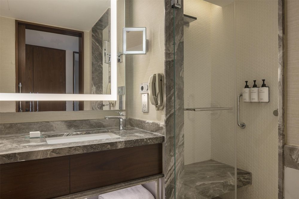 Conrad Istanbul Bosphorus Twin Deluxe Room with Park View 6