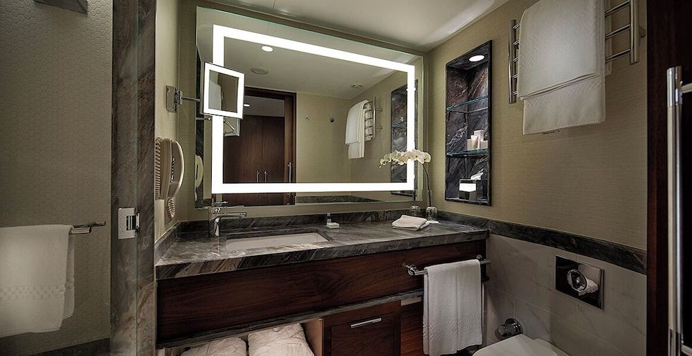 Conrad Istanbul Bosphorus Twin Deluxe Room with Park View 4