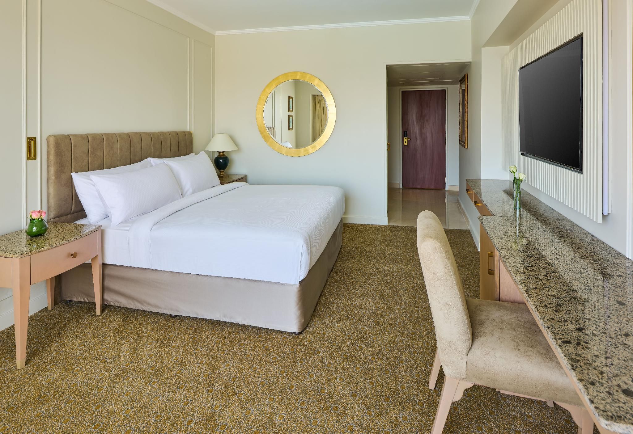 King Corner Guest Room With Nile View