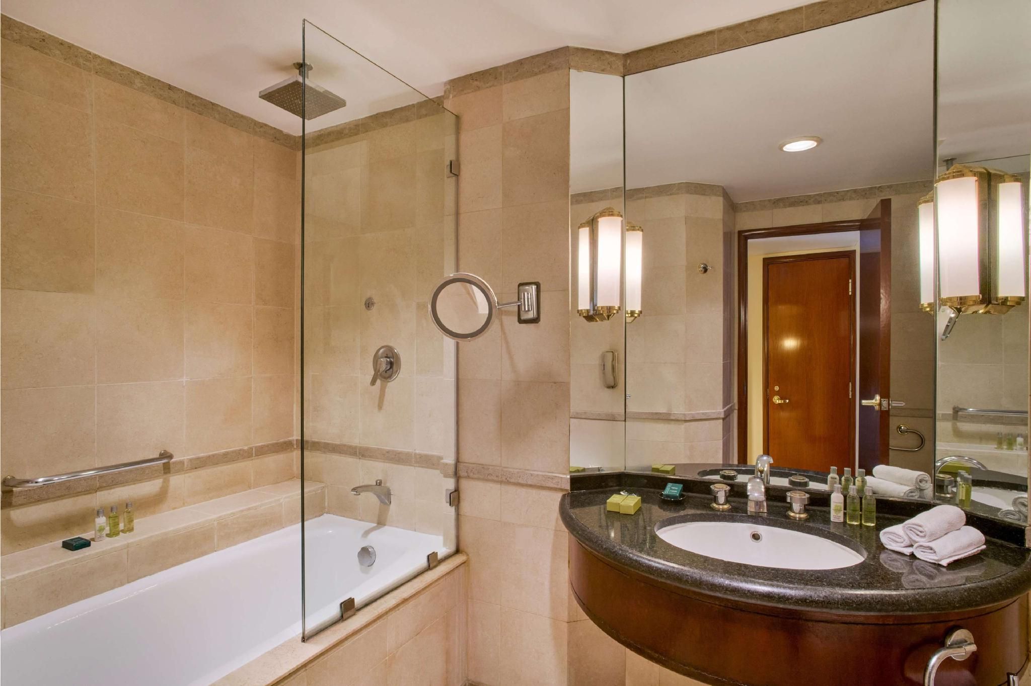 King Corner Guest Room With Nile View