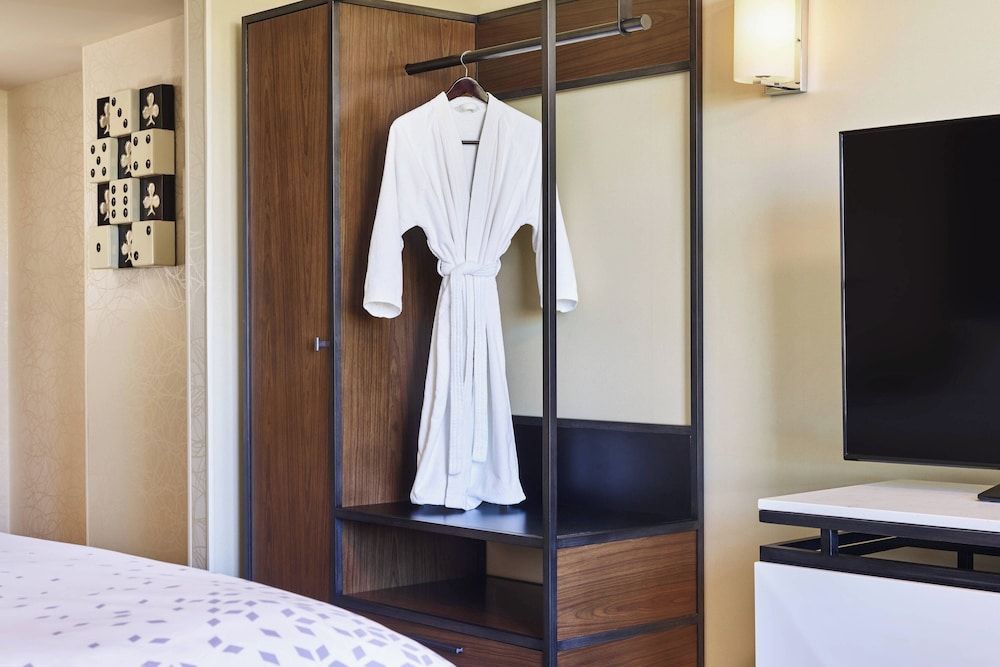 Renaissance Las Vegas Hotel Room, 1 King Bed 32