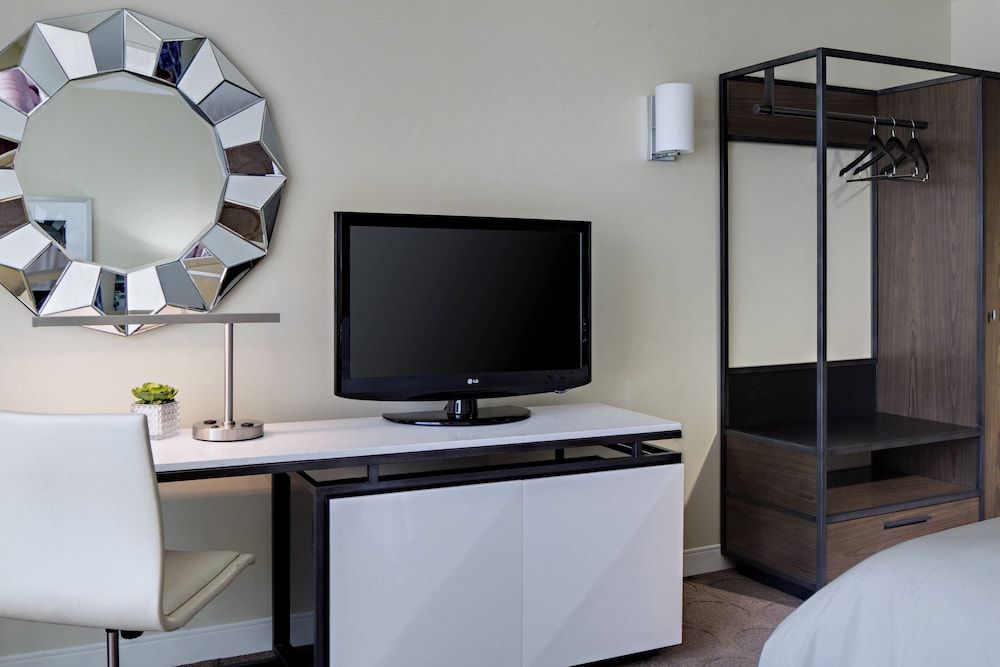 Renaissance Las Vegas Hotel Room, 1 King Bed 25