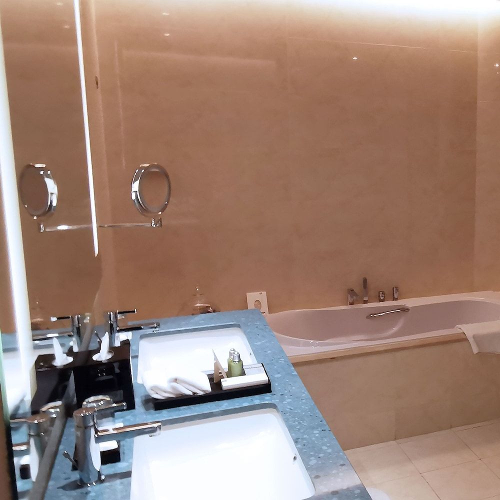 Rosh Rayhaan by Rotana Room, 2 Twin Beds (Guest) 7