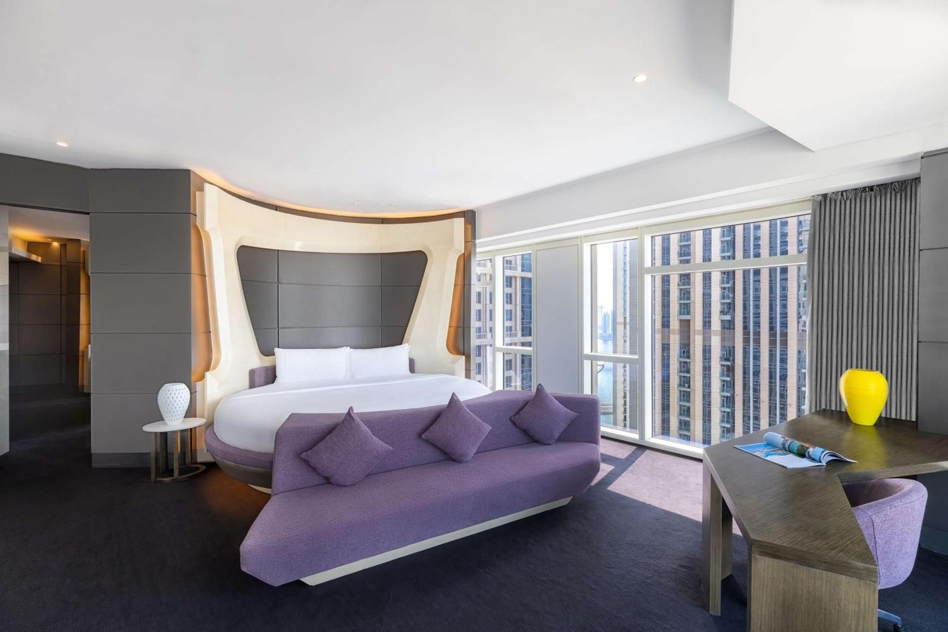 Round Bed V Suite