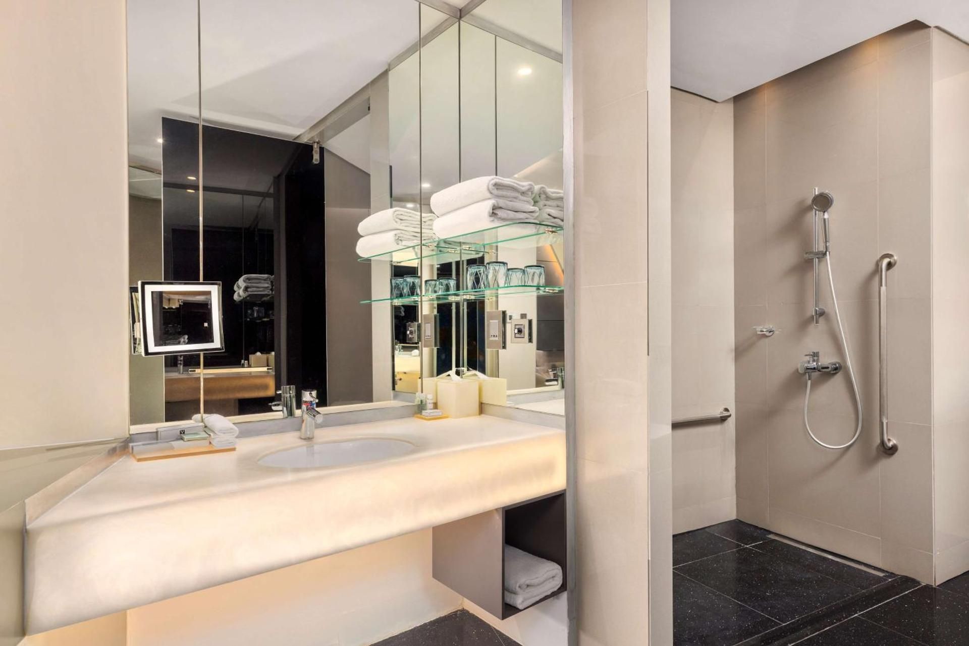 V Hotel Dubai, Curio Collection by Hilton King Accessible Deluxe Room 2