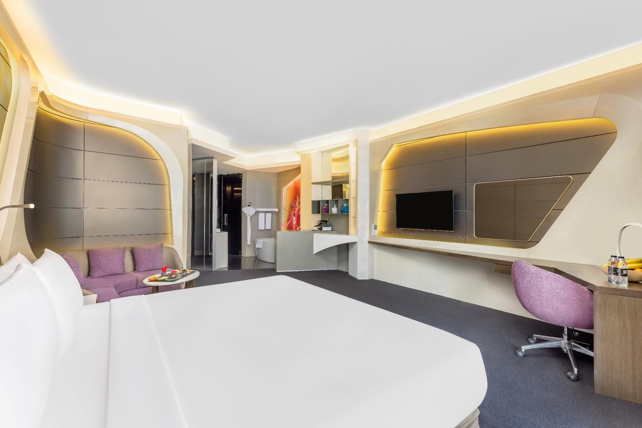 V Hotel Dubai, Curio Collection by Hilton King Accessible Deluxe Room 3