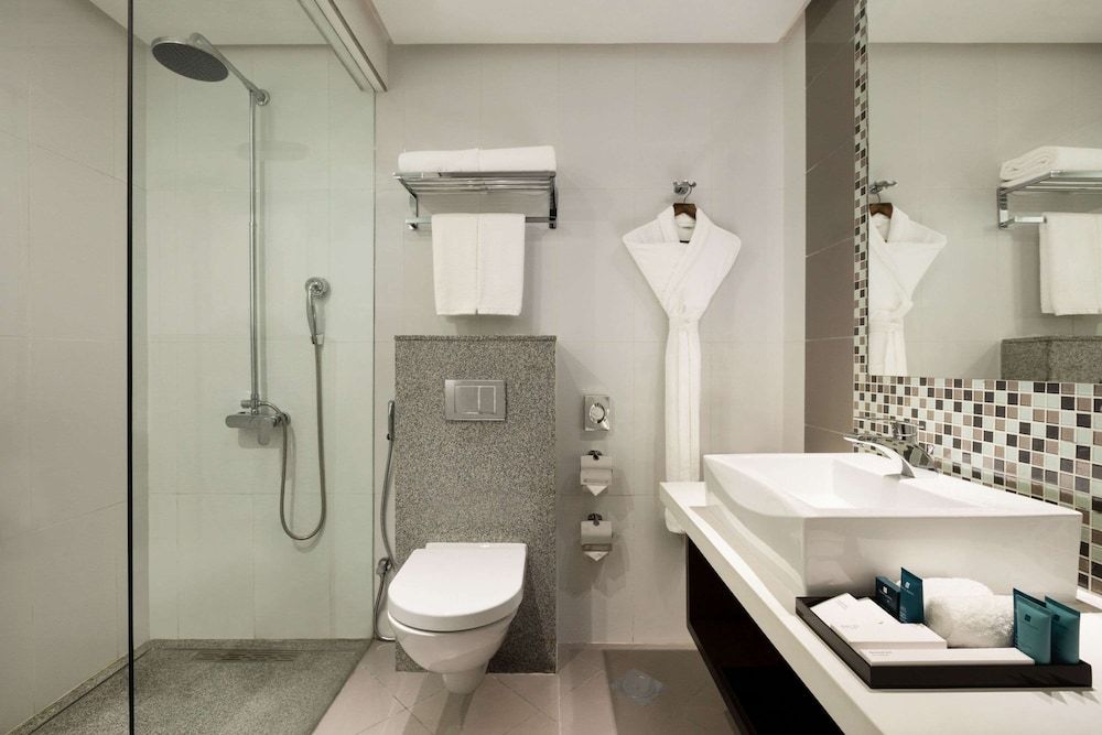 Wyndham Garden Manama Deluxe Room, 1 King Bed, Smoking 5