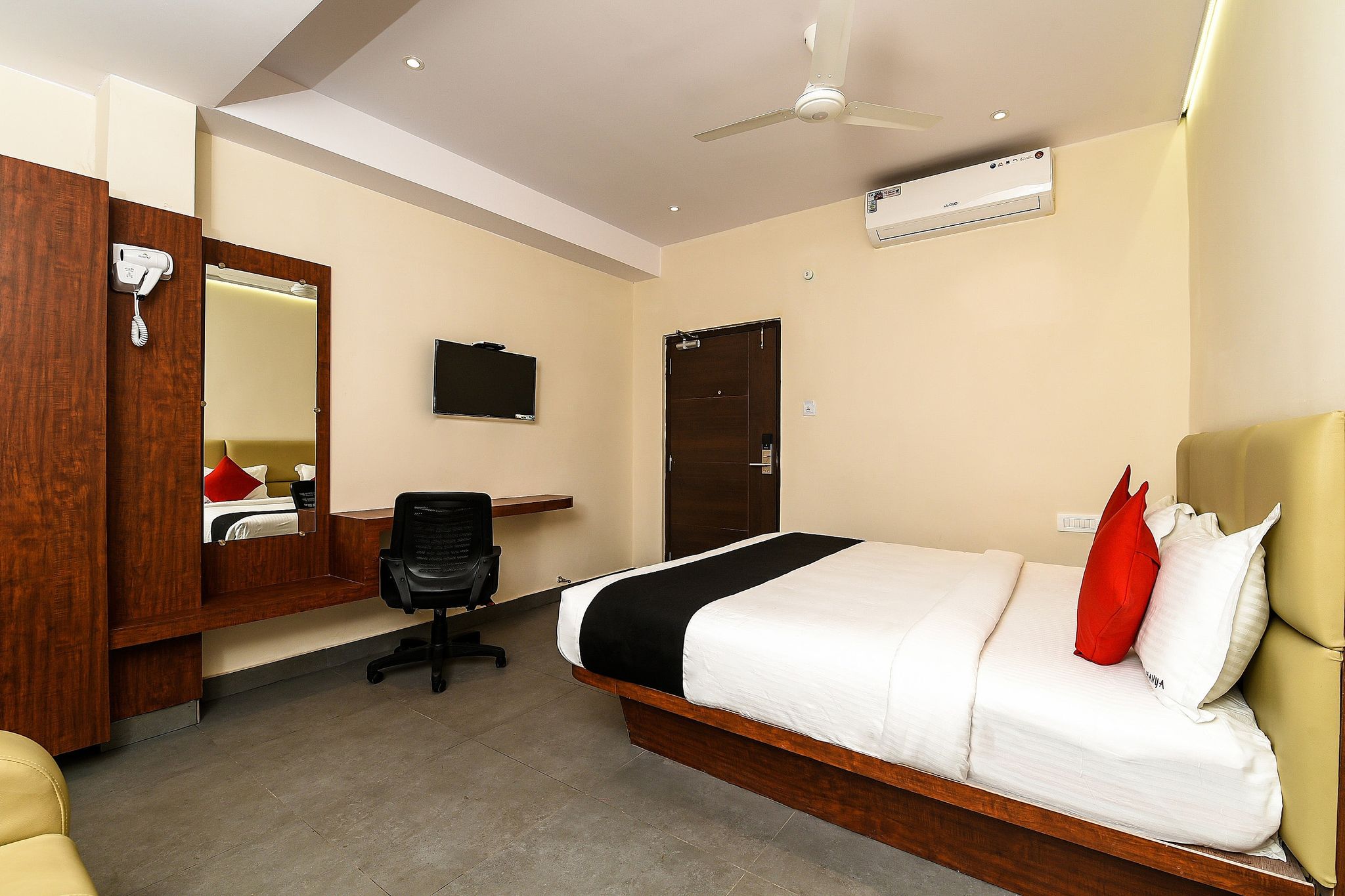 Super Capital O Siddartha Grand Deluxe Room 8