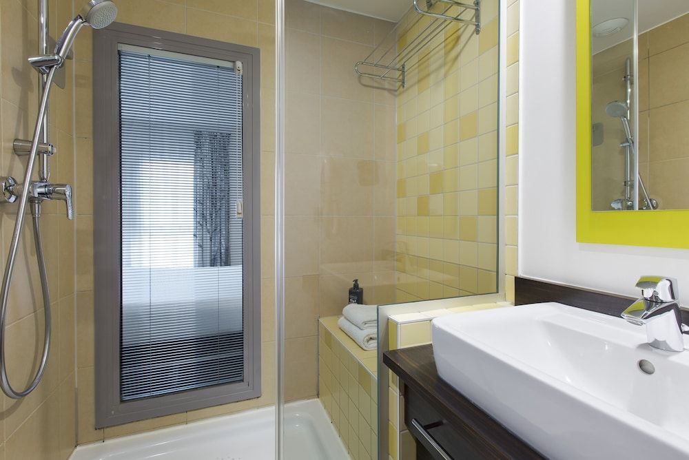 ibis Styles Nice Vieux Port Standard Room, 2 Twin Beds 3