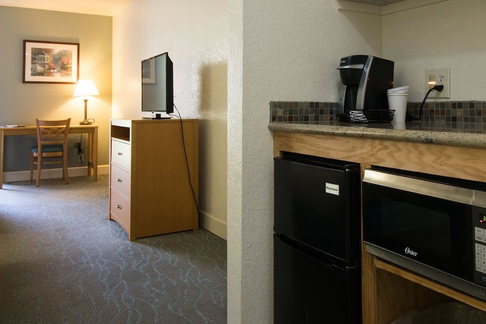 Colton Inn Standard Room, 1 King Bed 5