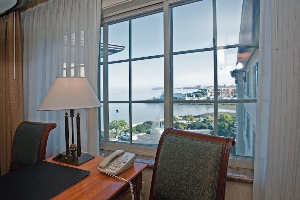 Bay Landing San Francisco Airport Hotel Deluxe Room, 1 King Bed, Bay View 8