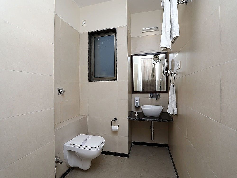 Capital O 3831 Jade Inn Double or Twin Room 6