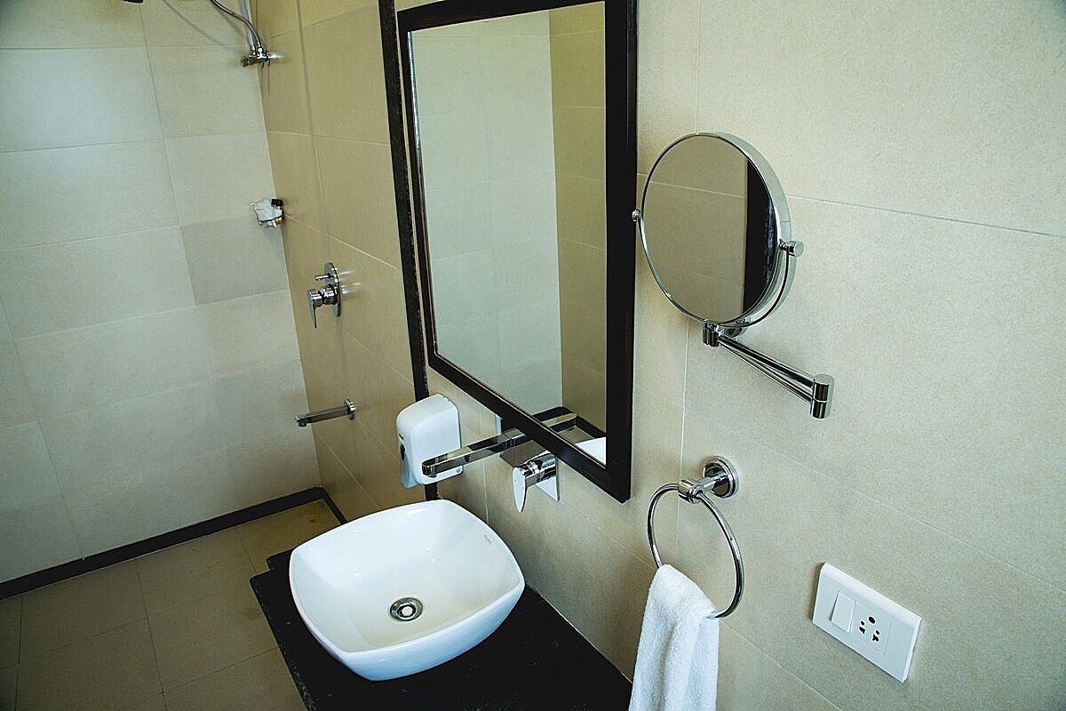 Capital O 3831 Jade Inn Double or Twin Room 5