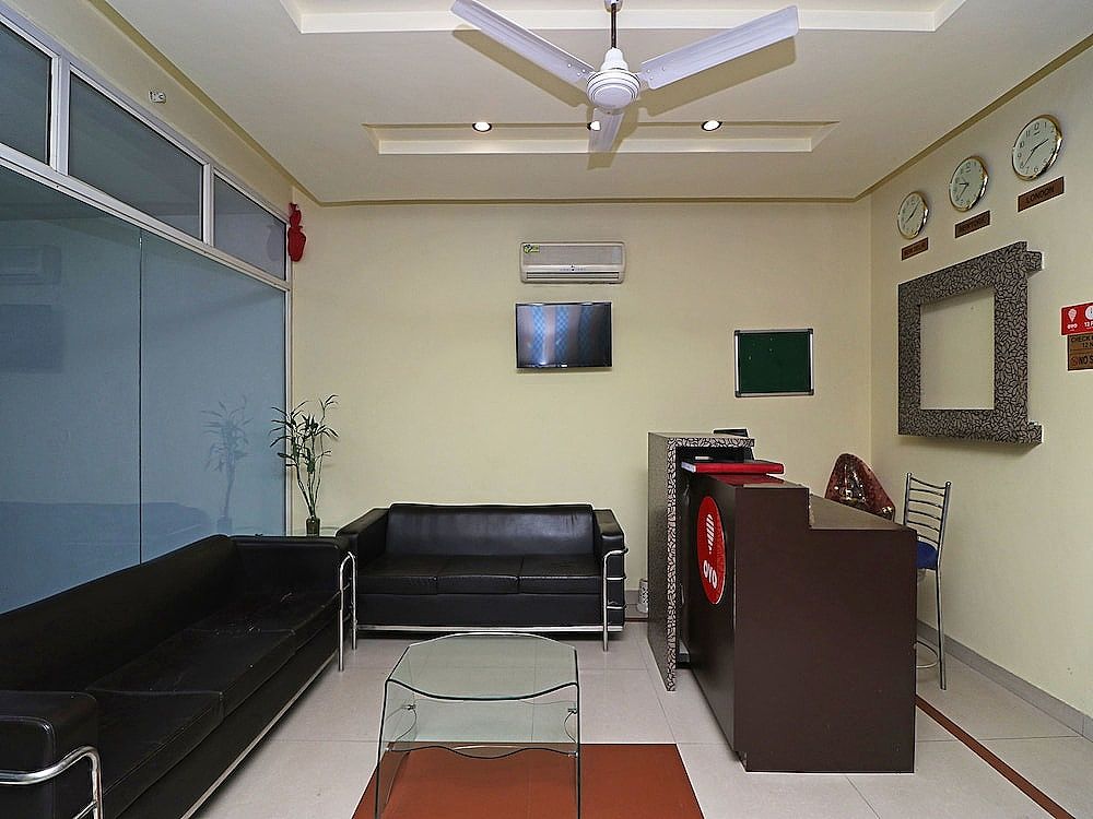 undefined OYO 389 Hotel Applee Inn 5