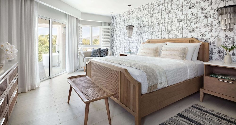 Club Suite, 1 King Bed, Balcony, Beachfront (Longbeach Club Level Soaking Tub)