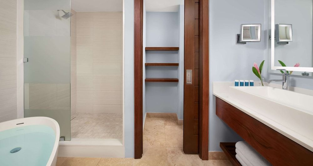 Honeymoon Suite, 1 King Bed, Patio, Beachfront (Starlight Swim-up Club Level, Tub)
