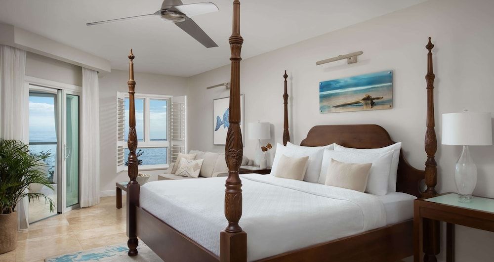 Junior Suite, 1 King Bed, Balcony, Beachfront (Starlight Club Level Soaking Tub)