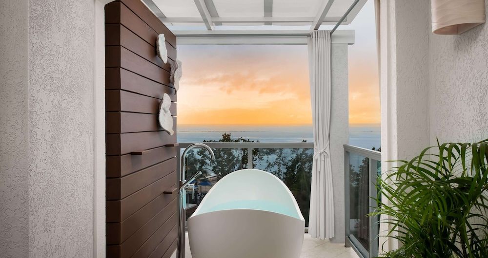 Junior Suite, 1 King Bed, Balcony, Beachfront (Starlight Club Level Soaking Tub)