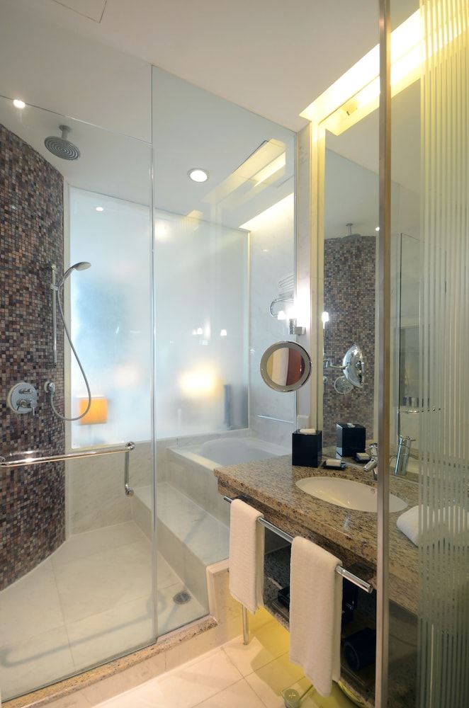 New Coast Hotel Manila Superior Room, 1 King Bed 3