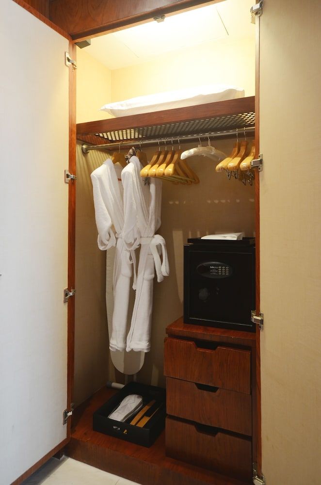 New Coast Hotel Manila Superior Room, 1 King Bed 5