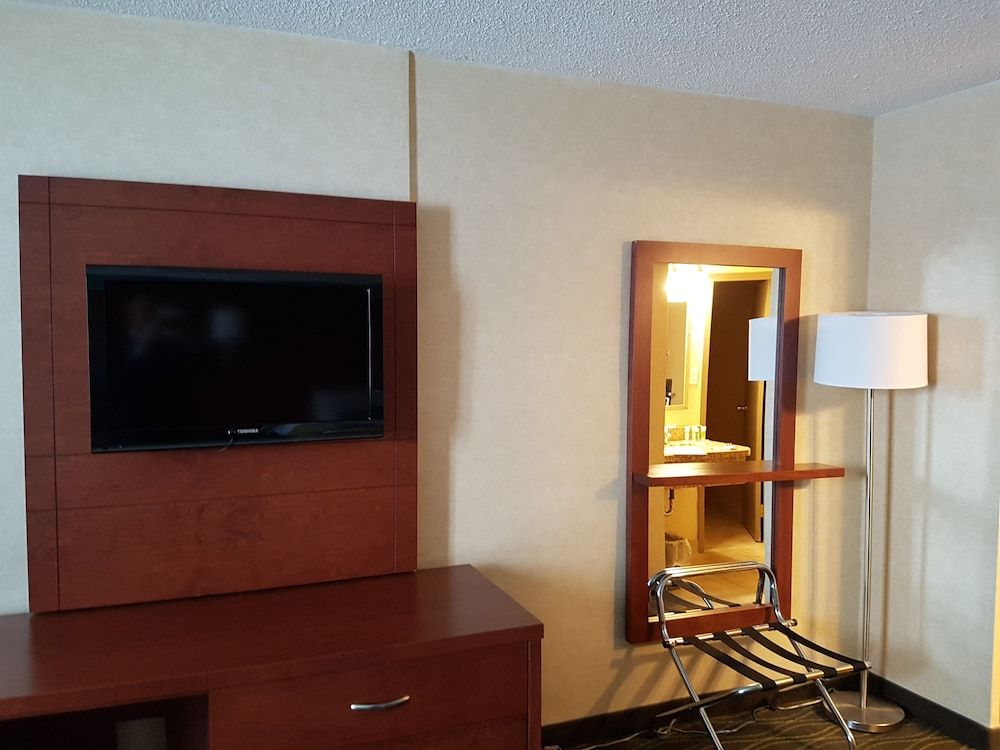 Best Western Plus Durham Hotel & Conference Centre Standard Room, 2 Queen Beds, Non Smoking 5