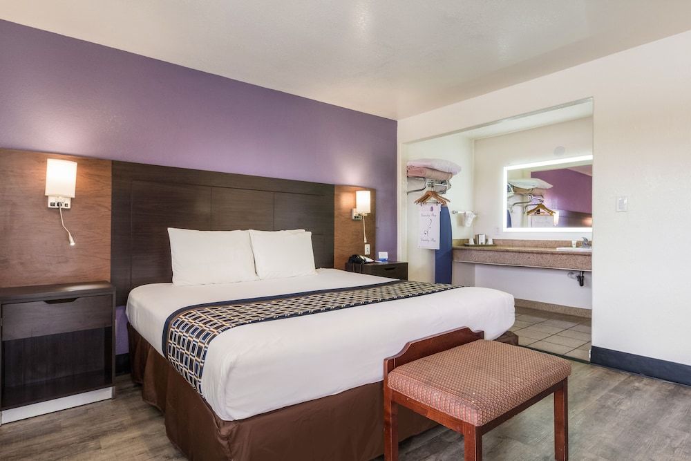 Carmel Hill Lodge 1 King Bed, Non-Snoking 2