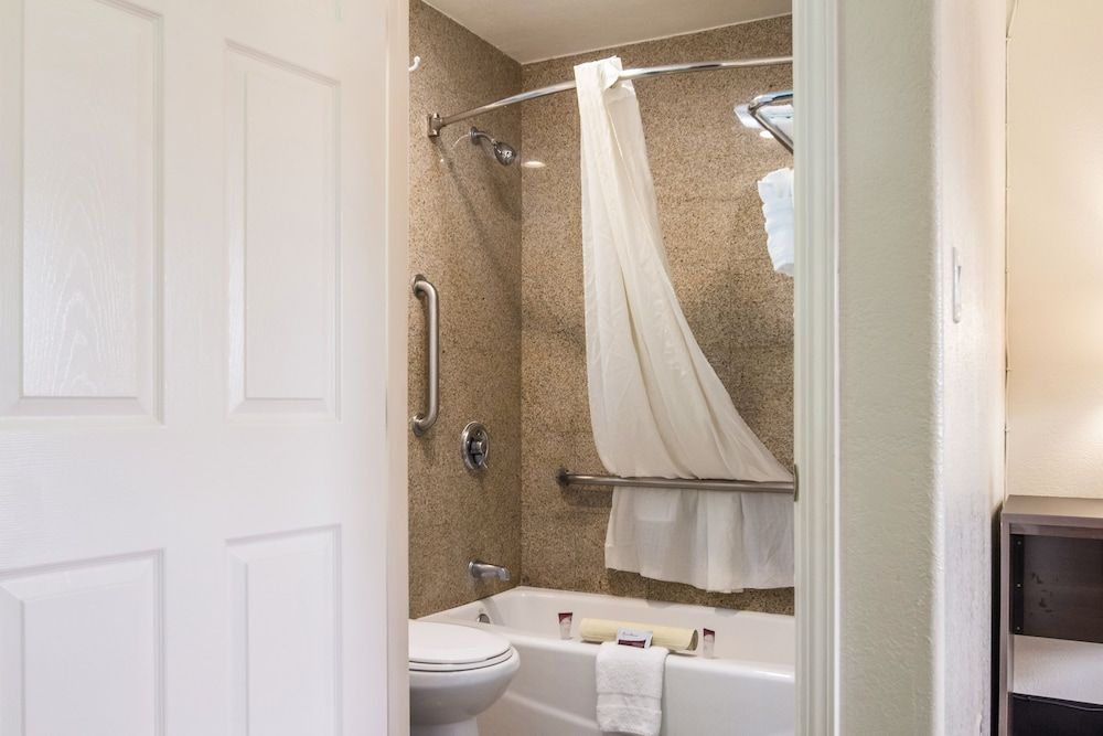 Carmel Hill Lodge 1 King Bed, Non-Snoking 6