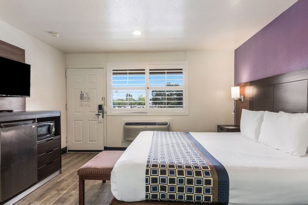 Carmel Hill Lodge 1 King Bed, Non-Snoking 5