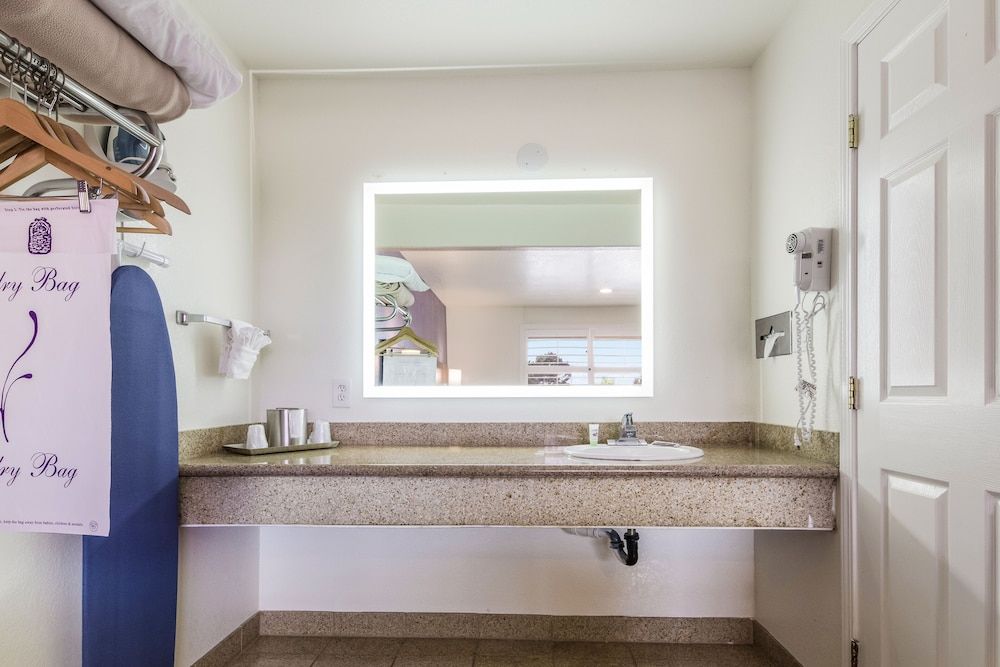 Carmel Hill Lodge 1 King Bed, Non-Snoking 7