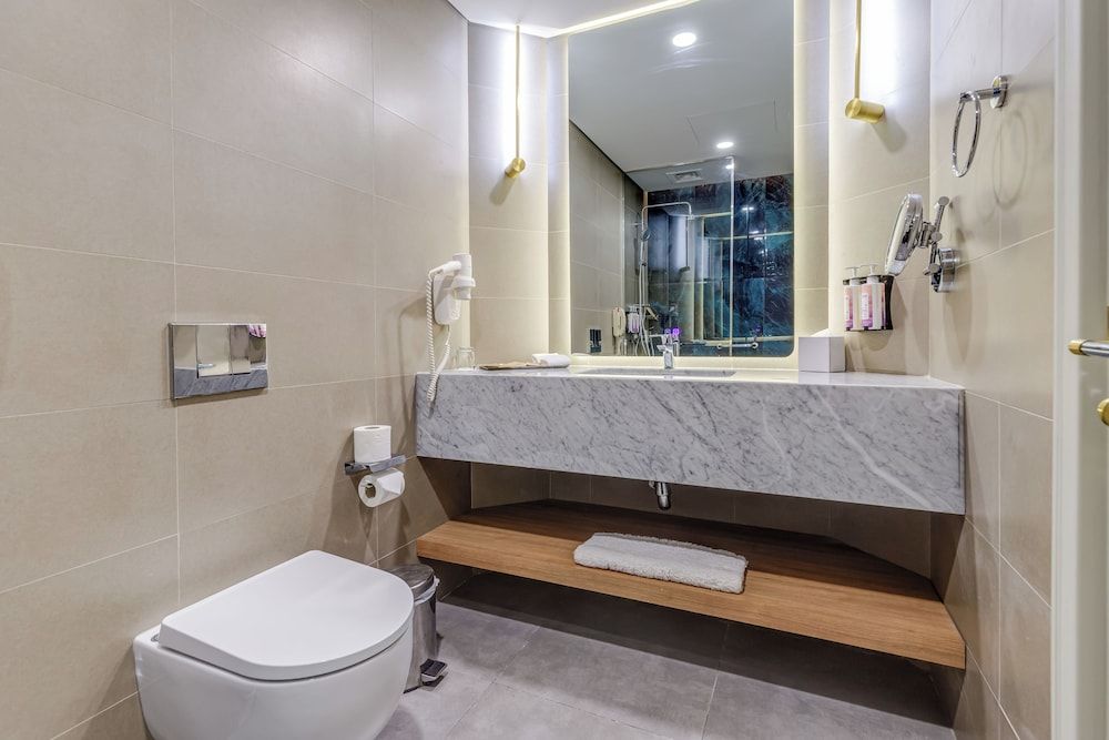 Mövenpick Grand Al Bustan Dubai Classic Room, 1 King Bed 11