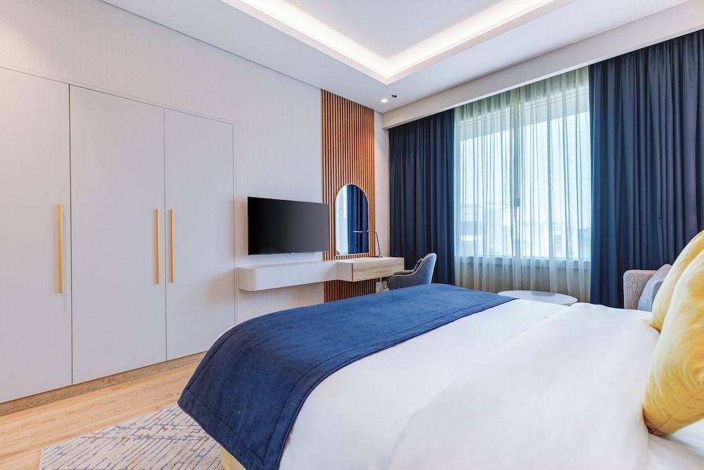 Mövenpick Grand Al Bustan Dubai Classic Room, 1 King Bed 2