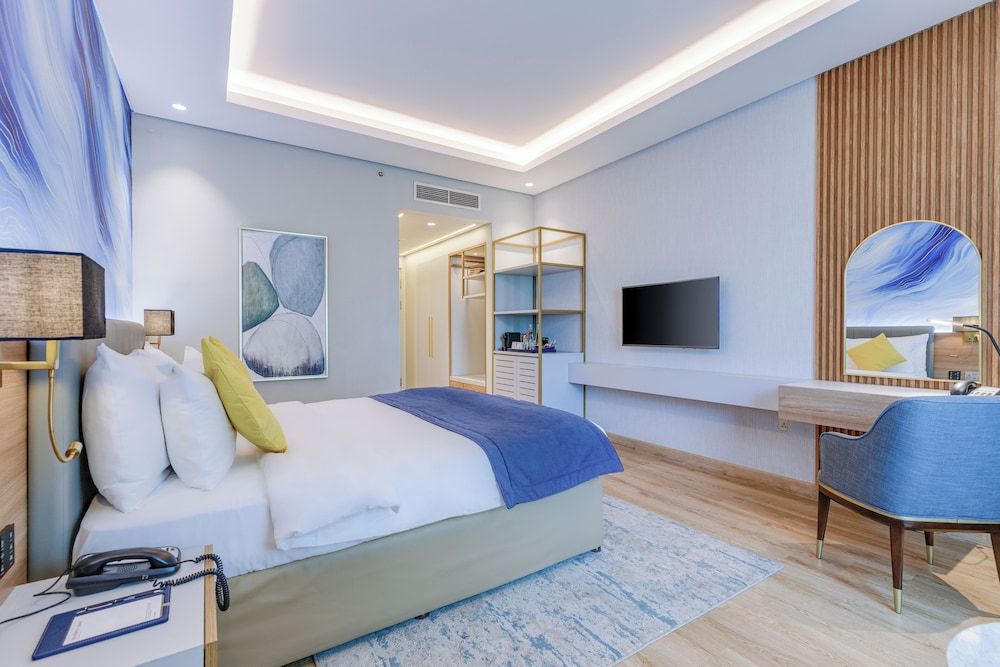 Mövenpick Grand Al Bustan Dubai Classic Room, 1 King Bed 5