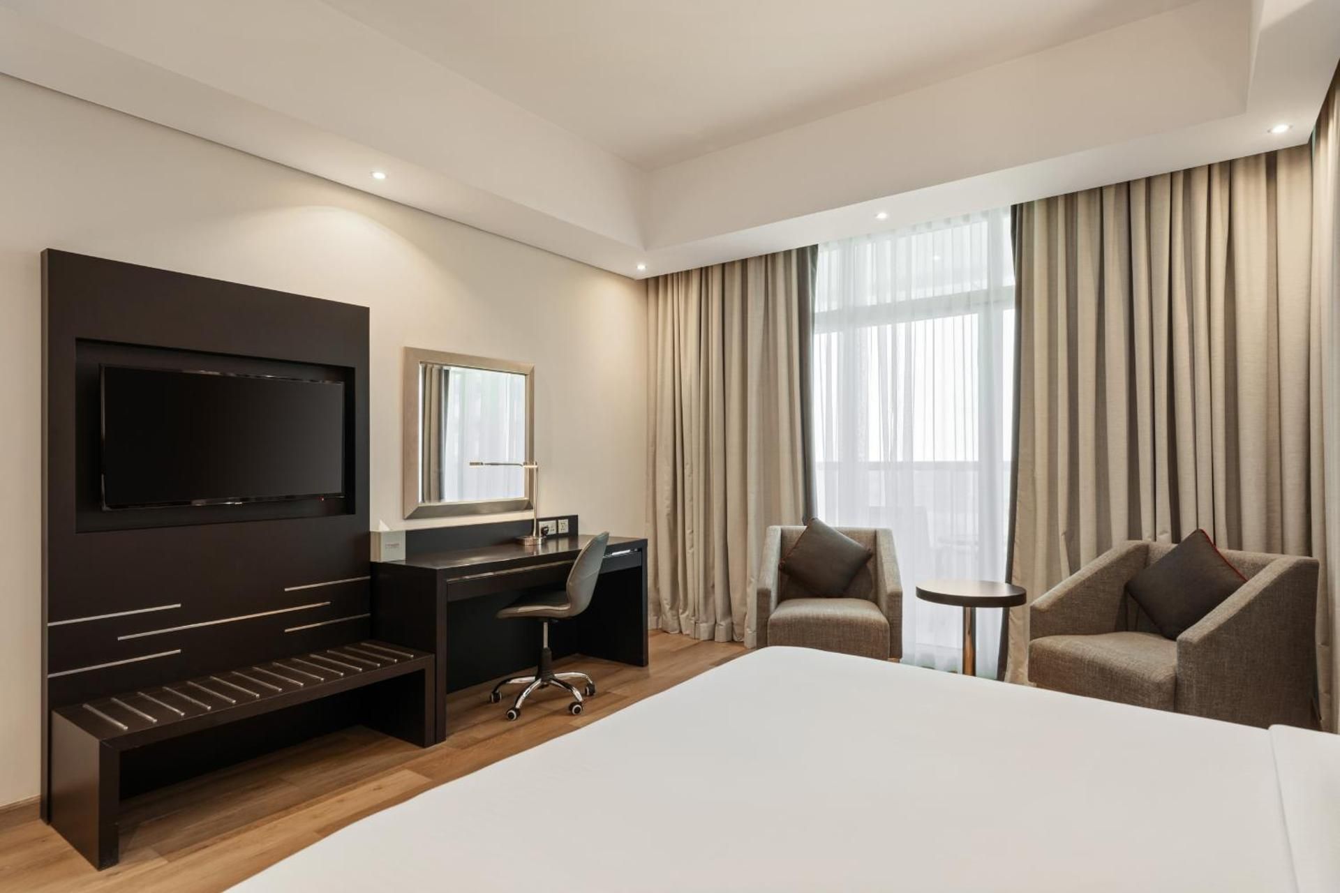 Dubai Explorer King Room Non-Smoking| Shuttle to JBR Beach & Outlet Mall | Free Parking, WiFi + 10% Dining Discount