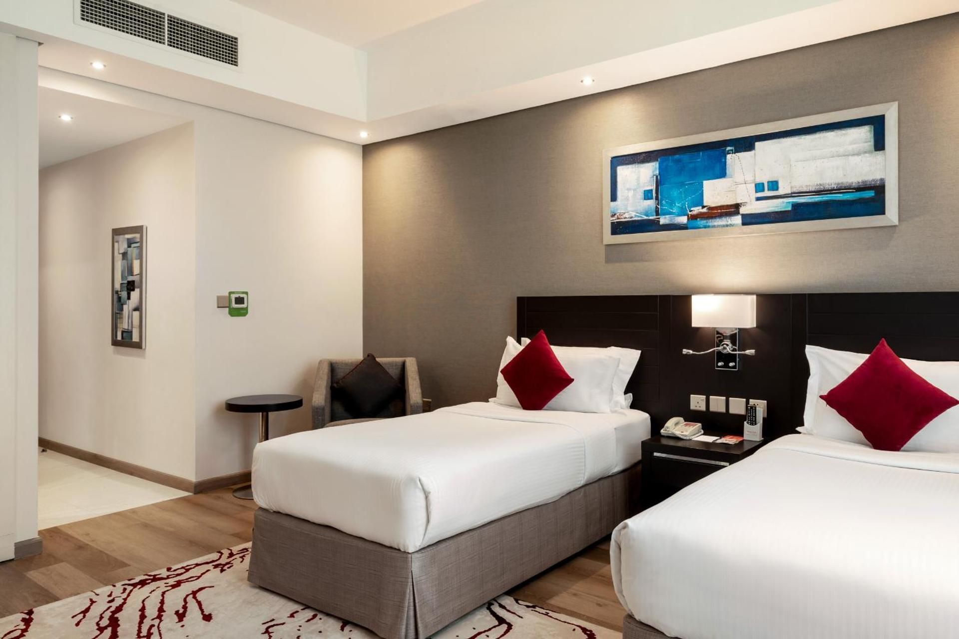 Dubai Explorer Twin Room Non-Smoking| Shuttle to JBR Beach & Outlet Mall | Free Parking, WiFi + 10% Dining Discount