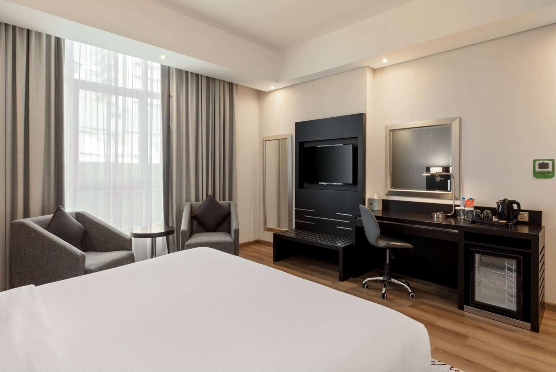 Dubai Explorer King Room Smoking| Shuttle to JBR Beach & Outlet Mall | Free Parking, WiFi + 10% Dining Discount