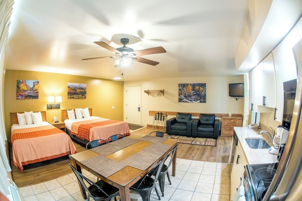 Glenwood Springs Cedar Lodge Kitchen Suite, 3 Queen Beds