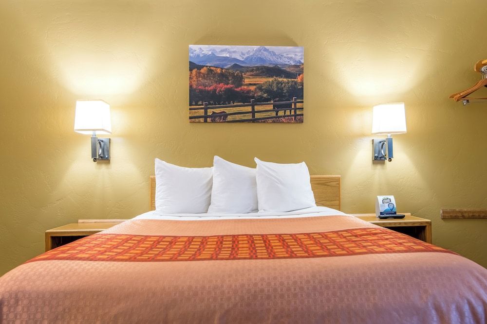Glenwood Springs Cedar Lodge Standard Room, 1 Queen Bed 5