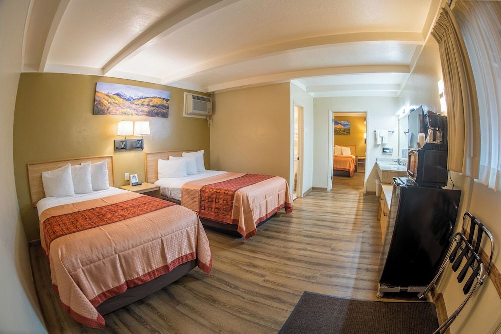 Glenwood Springs Cedar Lodge Family Suite, 2 Full and 1 Queen Bed 4