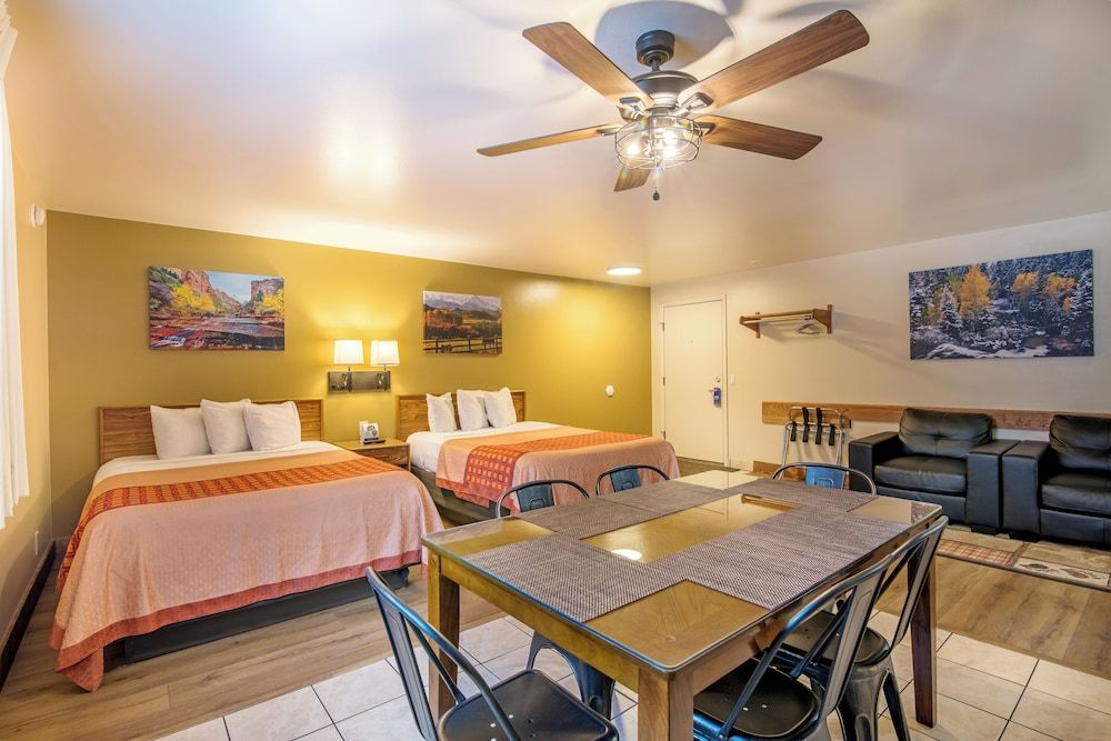 Glenwood Springs Cedar Lodge Kitchen Suite, 3 Queen Beds 4