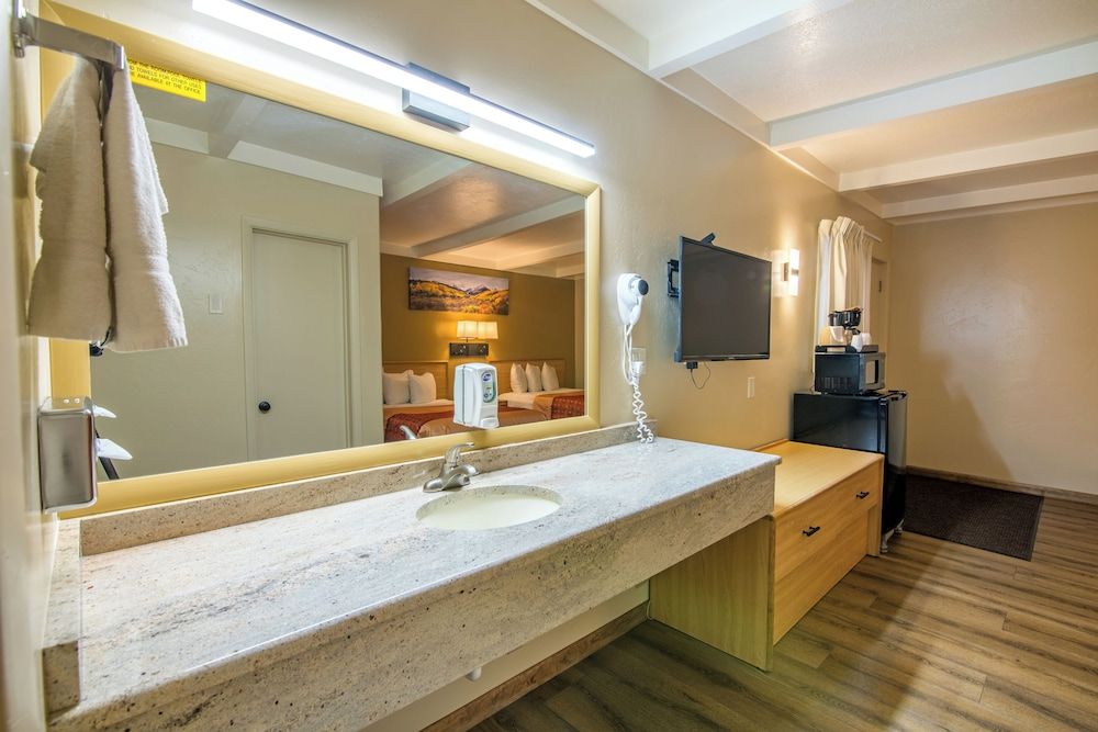 Glenwood Springs Cedar Lodge Family Suite, 2 Full and 1 Queen Bed 5