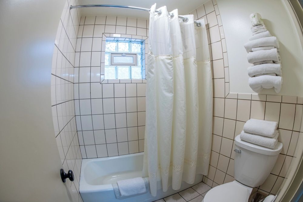 Glenwood Springs Cedar Lodge Family Suite, 2 Full and 1 Queen Bed 6