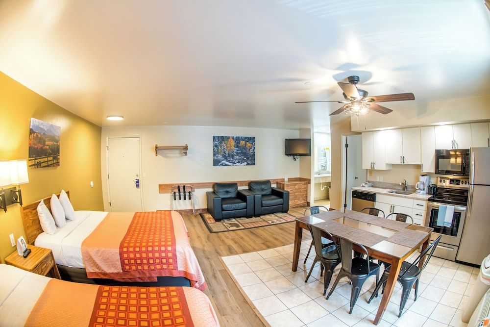 Glenwood Springs Cedar Lodge Kitchen Suite, 3 Queen Beds 6